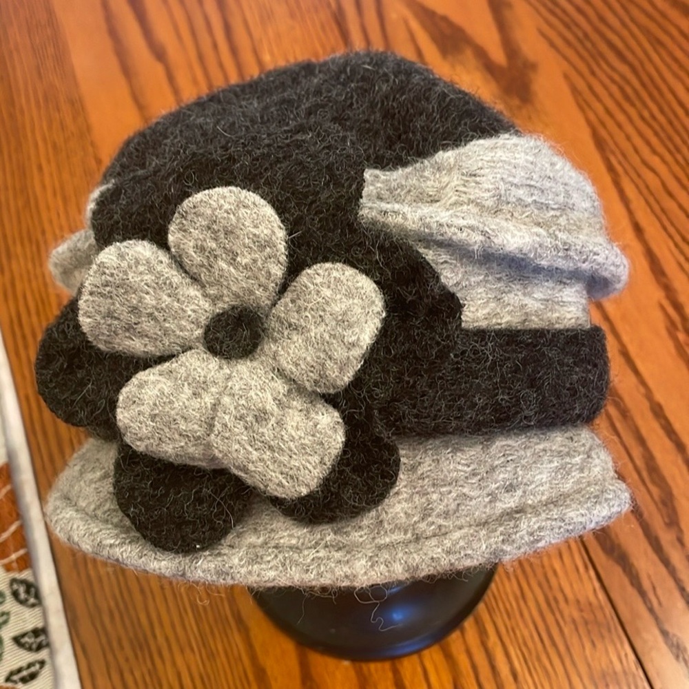 v i n t a g e ::  Vintage wool floral hat - Picture 2 of 3